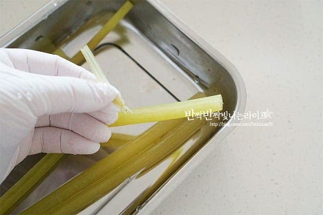 삶은 뒤 줄기 끝부분의 얇은 겉껍질을 당기면 간단하게 제거할 수 있어요. 삶은 뒤 껍질을 제거해야 손쉽게 손질할 수 있으며 장갑을 끼고 손질하면 물이 들지 않아요. 한입에 집어먹기 좋도록 4~5cm 길이로 잘라줍니다.
