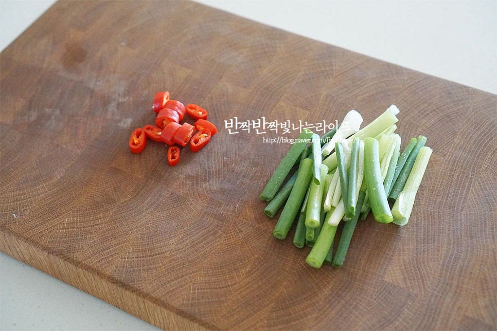 쪽파는 3cm 정도 길이로 자르고 홍고추는 송송 썰어줍니다.
