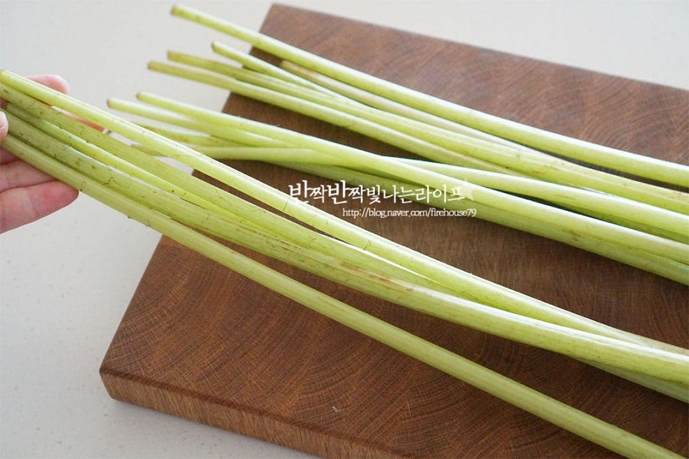 머위대는 잎보다는 쓴맛이 적고 아삭한 식감이 구수하게 먹기 좋아요. 질긴 겉껍질을 손질하여 요리하면 되는데 데친 뒤 벗겨내면 손쉽게 제거할 수 있어 먼저 먹기좋게 삶아줍니다. 길이에 따라 삶기 좋도록 2~3등분으로 잘라줍니다. 가볍게 흔들어 씻어줍니다. 냄비에 잠길 정도로 물을 붓고 끓어오르면 소금 1 작은 술을 넣어줍니다. 머위대를 넣고 삶아줍니다. 볶음을 만들 때는 살캉하고 보드랍게 익혀주기 때문에 10~12분 정도 익혀줍니다. 양에 따라 시감을 조절해 주는데 10분 정도 삶아주니 부드럽게 익었어요. 중간에 삶은 정도를 체크하여 삶아주세요. 찬물에 헹구어 요리해주는데요. 쓴맛이 강하다면 물에 담갔다 요리해주세요.