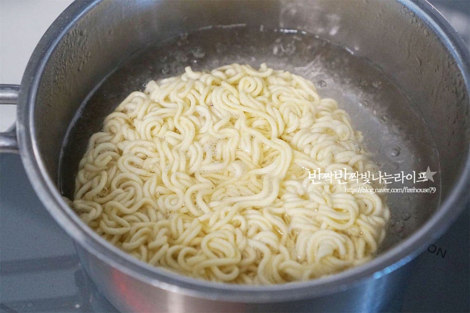 파스타면 대신 라면을 삶아 넣어주는데요. 익는데 시간이 얼마 걸리지 않으며 소스와 어우러지도록 만들기 위해 면은 약간 덜 익은 상태로 익혀줍니다. 끓는 물에 면을 넣고 2분~2분 30초 정도 삶아준 뒤 체에 밭쳐 물기를 털어줍니다. 면이 불지않도록 투움바 소스가 거의 만들어질 때 면을 삶으면 시간이 적당하게 맞아요. 두 가지를 한 번에 조리하기 어렵다면 우유를 섞은 뒤 불을 끄고 면을 삶아 넣어주세요.
