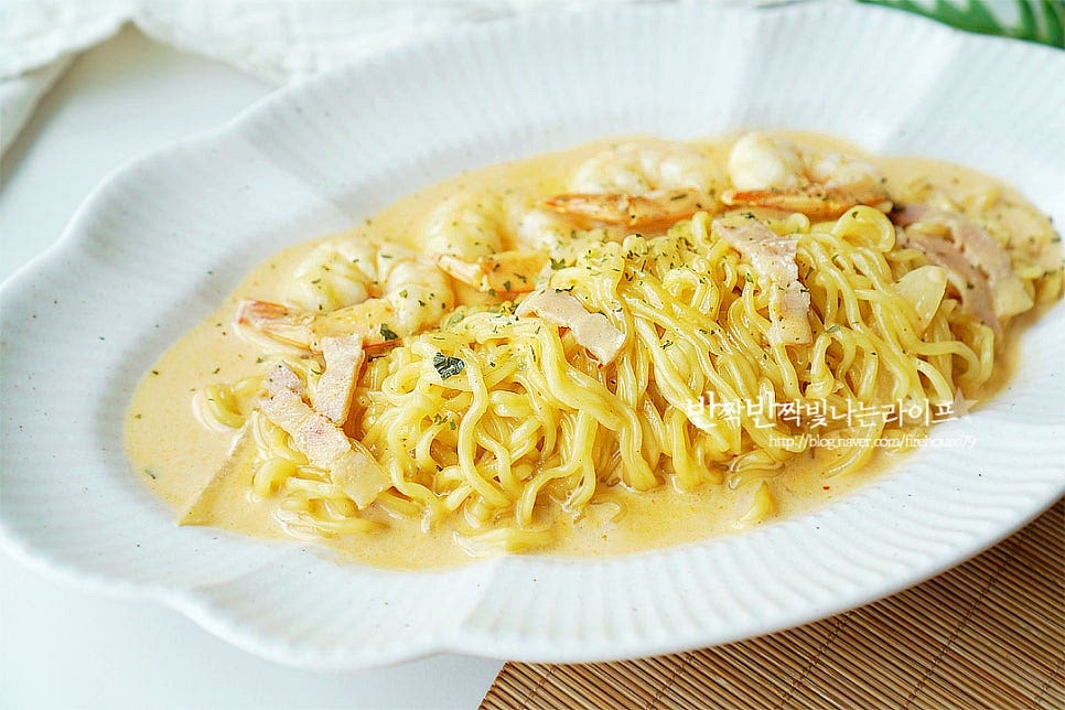 그릇에 푸짐하게 담아 파슬리가루 약간 뿌려 신라면투움바를 완성해요. 간단한 레시피로 만들 수 있는 신라면 투움바는 라면에 우유나 생크림, 새우, 베이컨, 야채 등 재료들을 곁들여 푸짐하고 색다르게 맛볼 수 있답니다. 신라면 투움바 우유라면 레시피로 간단하고 맛있게 만들어드세요. 끄읕 !