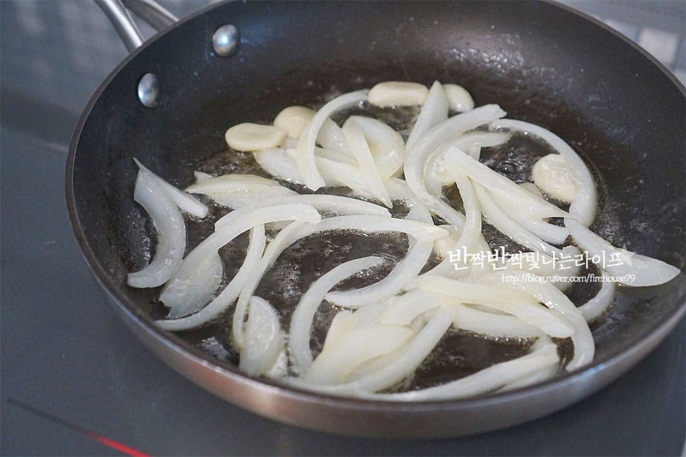 달군 팬에 버터 1 큰 술을 녹인 뒤 양파와 마늘 볶아 향을 내어줍니다. 고소한 풍미를 진하게 내어주기 위해 무염버터로 볶아주었는데요. 올리브오일로 대체 가능해요. 마늘의 향긋함이 느껴지고 양파가 투명 빛이 되면 새우와 베이컨을 넣고 함께 볶아줍니다. 새우가 익을 수 있도록 볶아주세요.