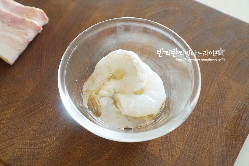 투움바파스타와 같이 푸짐하게 만들고 싶어 새우와 베이컨을 준비했어요. 곁들이는 부재료는 입맛에 맞게 양송이버섯, 소고기 등을 넣어주면 된답니다. 손질된 새우는 흐르는 물에 헹구어 물기를 제거해 줍니다. 베이컨은 잘게 채를 썰어줍니다. 소시지나 통조림햄도 좋아요. 마늘은 편으로 썰고 양파는 채썰어줍니다.