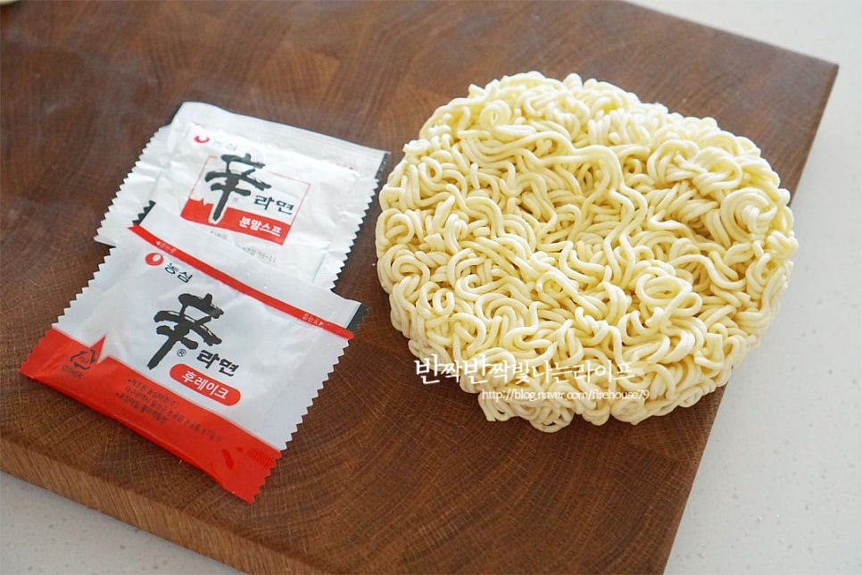 매운맛의 신라면을 준비했습니다. 스프로 매콤한 감칠맛을 조절해 주는데 매운맛을 좋아한다면 레드로 만들어도 좋으며 청양고추나 고춧가루를 첨가해도 좋습니다.