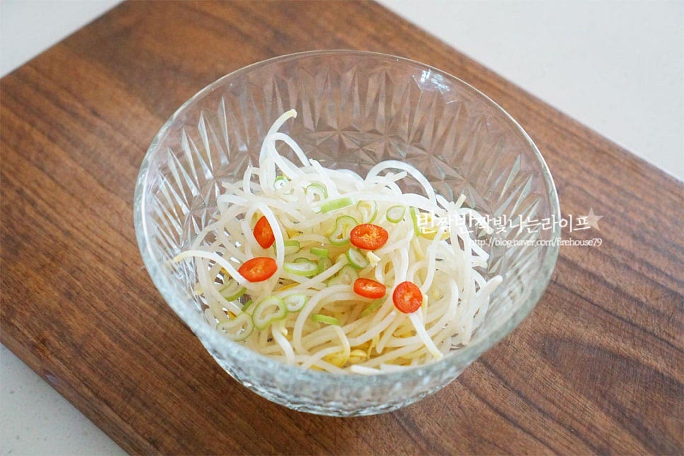 볼에 차가운 콩나물과 대파, 고추를 담아줍니다. 그 위로 차가운 육수를 부어줍니다. 통깨을 약간 뿌려주면 더 먹음직스럽습니다. 깔끔하고 시원한 맛은 매운 음식이나 메인 반찬과 같이 곁들이기 좋은데요. 먼저 건져낸 콩나물의 식감이 살아있어요. 영상도 같이 담았어요. 시원하고 담백하면서도 씹히는 맛까지 한그릇 가득해요. 차갑게 먹는 콩나물냉국은 입맛을 돋운답니다. 간단 콩나물국 끓이는법 시원하고 깔끔하게 드세요^^ 끄읕 !