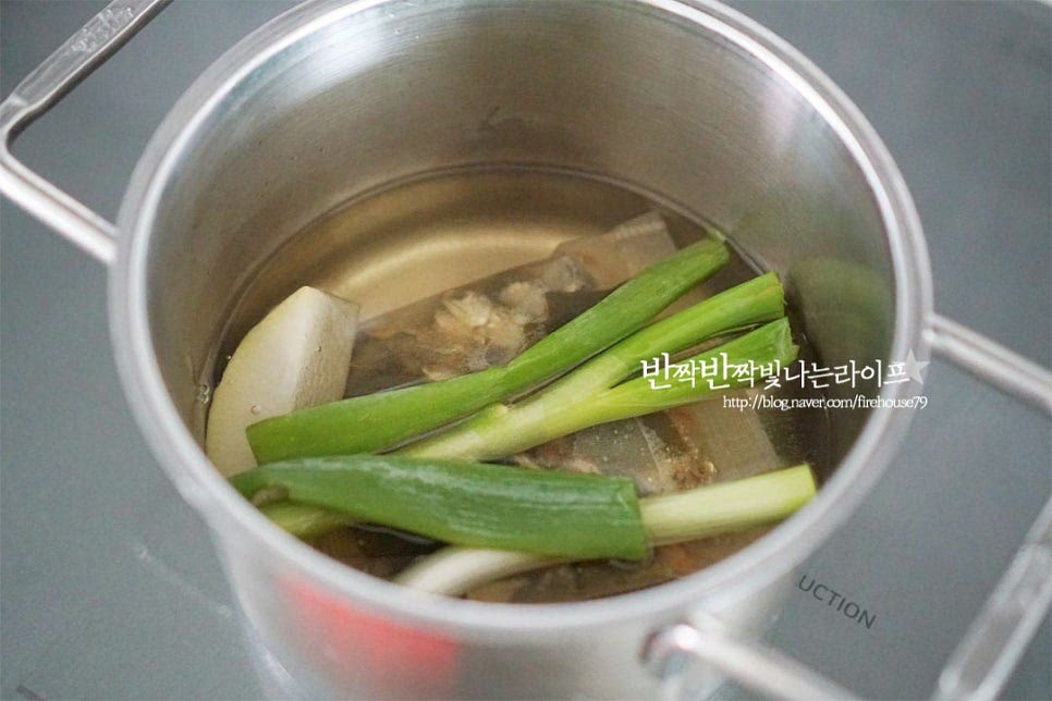 콩나물냉국은 육수로 맛을 내어야 밋밋하지않고 깊고 시원한데요. 간단하게 끓이기 위해 육수팩을 활용하여 맑은 육수를 우려주었습니다. 대파와 무조각 소분해둔게 있어 같이 넣어주었어요. 채소나 다시마 위주로 육수를 내어주시고 멸치는 너무 많이 넣으면 오히려 차갑게 식었을 때 비릴 수 있습니다. 다시팩 대신 코인육수나 액상스톡도 좋습니다.