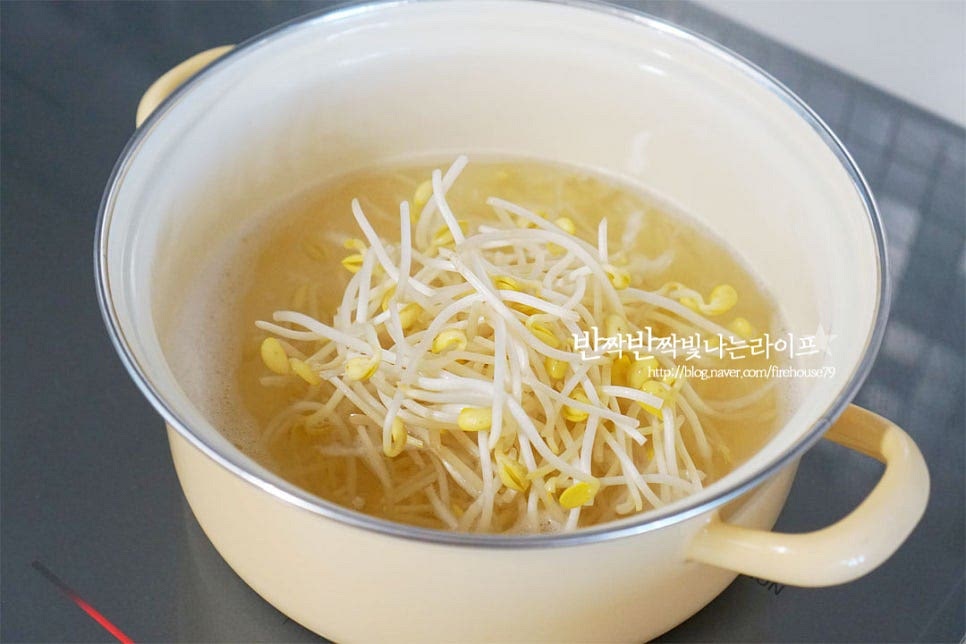 육수를 냄비에 붓고 팔팔 끓으면 뚜껑을 연채로 콩나물을 넣어줍니다. 비린내가 나지않게 하기 위해서 저와 같이 처음부터 뚜껑을 연채로 익히거나 뚜껑을 닫은채 익혀주셔야하는데요. 뚜껑을 닫고 익힐 땐 중간에 여는 타이밍을 잘못맞추면 되려 비린내가 나기 쉬워 처음부터 내내 열고 삶는걸 추천드려요. 뚜껑을 연채로 3분 정도 익히면 잘 익어요. 비린내가 나지않으면 된 것이에요. 시원한 콩나물국 같은 경우 아삭한 식감이 포인트인데요. 씹는맛을 위해 익은 콩나물은 건져 넓은 볼에 펼쳐 식혀줍니다. 냉장고에서 차갑게 식혀주시면 더 아삭아삭합니다.