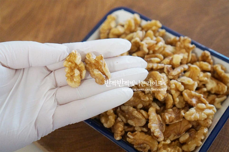 깐 호두는 반으로 조각된 것을 준비했어요. 통으로 만들면 선물하기에 좋으며 간식으로 가볍게 즐길 땐 조각난 것으로 만들면 더 바삭바삭하고 한입에 집어먹기 좋습니다. 호두전처리 방법은 끓는 물에 데치거나 따뜻한 물에 10분 정도 담가두어 떫은맛을 빼주는데요. 간단하게 끓는 물에 데쳐주었습니다. 냄비에 재료가 잠길 정도로 물을 붓고 끓으면 소금 1/2 작은 술 넣어줍니다. 재료를 넣고 3분 데쳐줍니다. 데쳐주는 과정을 통해 특유의 떫은맛과 불순물도 깔끔하게 제거할 수 있어요. 찬물에 헹구어 찌꺼기를 털어내어 줍니다. 데친 뒤 중약불에서 수분을 날려가며 볶아줍니다. 타지 않도록 수분을 제거해 주면 호두강정의 식감이 더 바삭하게 만들어져요.