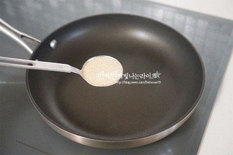 팬에 달콤한 시럽재료를 넣어줍니다. 황설탕 3 큰 술, 조청 2 큰 술 물 100ml, 소금 한 꼬집 넣어주어요. 황설탕이나 흑설탕 넣어주면 색이 진하고 곱게 만들어지며 소금을 아주 약간 넣어주어 단맛 감칠맛을 풍부하게 해줍니다. 조청 대신 물엿이나 꿀도 좋으며 단맛은 조절해 주면 됩니다. 고소한 맛을 위해 은은하게 달달하게 만들면 맛나요. 따로 저어서 섞지 않고 그대로 중간불로 설탕입자가 녹을 때까지 끓여줍니다.