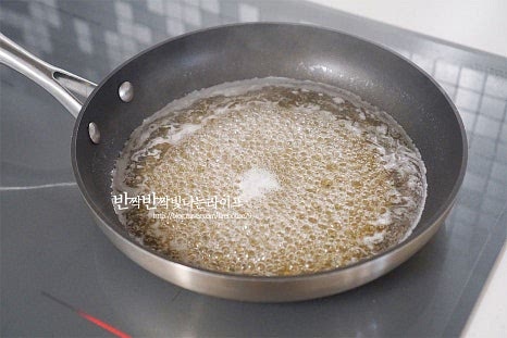 시럽이 녹아 끓으면 전처리해둔 것을 넣어줍니다. 조림장에 넣은 뒤 살살 저어가며 졸여줍니다. 타거나 눌어붙지 않도록 중간중간 저어주어요. 수분이 날아가면서 시럽이 끈적해지는 농도로 조림장이 골고루 묻어나면 됩니다. 윤기가 나면서 달콤함이 느껴진답니다.