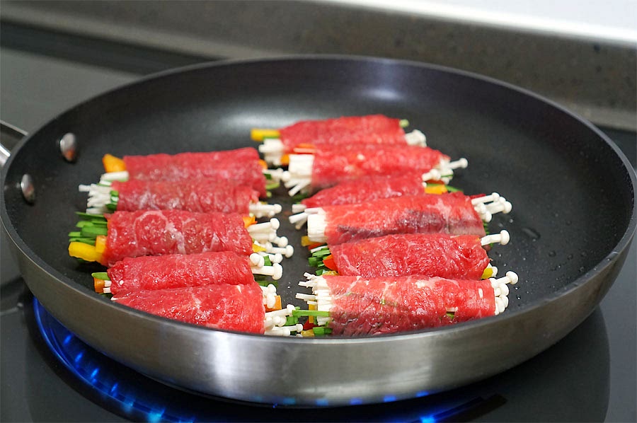 달군 팬에 식용유를 조금 두르고, 쇠고기를 굴려가며 익혀주세요. 양념 밑간을 한지라 타지 않도록 중약불에서 노릇하게 구워주세요. 처음 팬에 올릴 때 이음새 부분을 바닥면에 닿게 하여 먼저 익혀주면 말린 것이 풀어지지 않고 모양이 예쁘게 구워져요. 노릇하게 익으면 양념장 소스와 함께 그릇에 담아주면 됩니다. 보기 좋은게 먹기 좋다고 색색의 야채를 채썰어 편채를 구우니 먹기도 전에 보기부터 맛깔스러워요. 돌돌 말린 모양이 정갈하죠. 마무리로 통깨를 올려주면 먹음직스럽답니다. 연겨자 소스에 콕 찍어 먹음 담백함 가운데 짭조름한 간이 더해져 조화롭게 어우러져요. 소고기말이는 마치 고기에 돌돌 만 김밥 같은 게 영양도, 맛도 만점이에요. 이렇게 말아서 먹음 따로 먹지 않는 채소를 같이 조화롭게 먹을 수 있어 건강한 메뉴가 된답니다. 소고기말이 보기 좋고 맛도 좋은 정성이 담긴 한 접시에요. 고기와 채소를 함께 먹을 수 있어 영양도 챙기고 입맛도 챙기고 일석이조의 메뉴랍니다. 밑간 한 쇠고기에 채 썬 채소를 넣고 말아 굴려가며 구워주면 되는 정말 간단한 레시피에요. 특별하게 즐기고 싶은 날에 꼭 한번 만들어 드셔보세요. 영상을 참고하시면 따라 만들기 조금 더 쉬워요. 끄읕 !