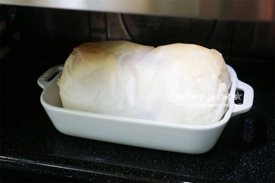 200도로 예열한 오븐에 25~30분 정도 구워줍니다. 에어프라이어 같은 경우 180도 25~30분 구워요. 구워지면서 포일 속 증기로 재료가 촉촉하고 담백하게 익어요. 잘 익으면 동그랗게 부풀어 올라 그대로 식탁 위에 올려주면 됩니다. 포일을 열어보면 향긋한 내음부터 색감이 정말 먹음직스럽답니다. 이대로 플레이팅해주기만해도 느낌이 살아있어요~ 요리 영상을 같이 보시면 조금 더 쉽게 따라 만드실 수 있어요. 간단하게 재료를 준비하여 구워주면 근사한 레스토랑 광어요리 같은 기분이 든답니다^^ 담백하면서도 부드럽고 재료에서 나오는 풍미가 좋은 특별한 생선스테이크에요. 식탁 위가 근사해지는 파피요트 집에서 레스토랑 분위기 내며 멋스럽게 즐기기 딱이랍니다. 스테이크와 가니시를 동시에 포일에 싸서 구워 먹는 맛은 색다르게 즐길 수 있는 요리에요. 맛있게 만들어 드세요^^ 끄읕 ! 연어스테이크도 참고해 주세요.