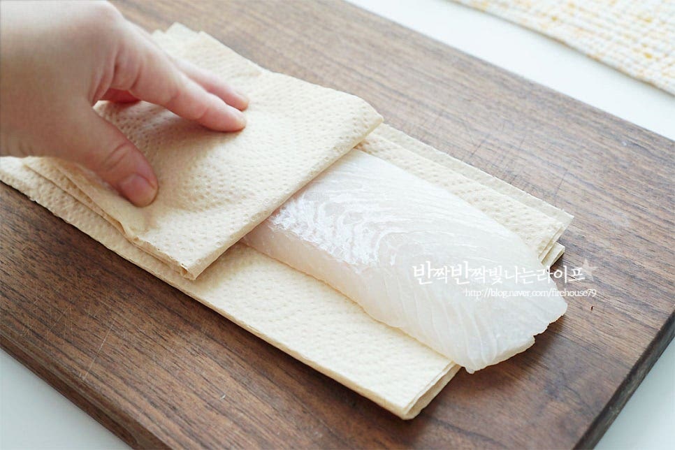 마트에 가면 먹기 좋게 살만 발라놓은 필렛을 많이 볼 수 있는데요. 오늘은 흰살생선인 광어를 준비했어요. 손질할 때 포인트는 흐르는 물에 헹구어 준 뒤 물기를 꼼꼼하게 제거하여 주는 것이에요. 물기 제거만 잘해주어도 비린내를 잡아줄 수 있어요~ 바다 감칠맛을 더해줄 새우와 바지락조개를 준비했어요. 들어가면 더 맛있지만 없다면 생략 가능하고요. 바지락 이외 모시, 동죽 등 다른 조개를 준비하셔도 됩니다. 조개는 해감해 주었고, 새우는 내장을 제거했어요. 양파는 두툼하게 슬라이스해주고, 양송이버섯은 4등분 하여 줍니다. 레몬은 슬라이스하고, 아스파라거스는 필러로 질긴 아랫부분 껍질을 제거했어요. 방울토마토는 세척 후 꼭지를 따고, 마늘은 편으로 썰어줍니다.