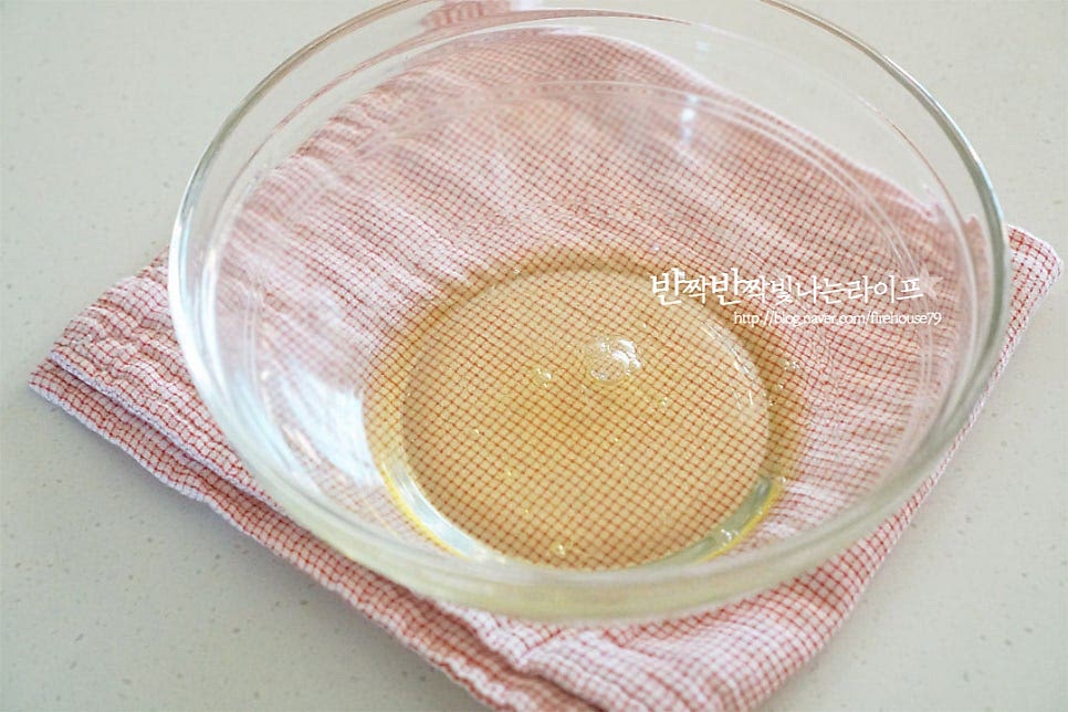 차가운 상태의 흰자를 준비해요. 냉장고에서 바로 꺼낸 차가운 상태로 머랭을 쳐주어야 쫀쫀하게 거품이 잘 올라와요. 잔거품이 올라오도록 뭉쳐진 흰자를 먼저 풀어줍니다. 그리고 설탕을 3번 나누어 넣어가며 머랭이 단단하게 올라오도록 쳐줍니다. 1회 분량의 설탕을 넣고 치면 거품이 조금 더 조밀하게 올라옵니다. 나머지 분량의 설탕도 나누어 넣으면 윤기가 나면서 휘퍼가 지난간 자국이 생깁니다. 거품기를 들어보았을 때 수직으로 뾰족하게 뿔이 생기고 단단하면서 쫀쫀한 느낌이 들면 저속에서 1분 휘핑하여 정돈해 줍니다.