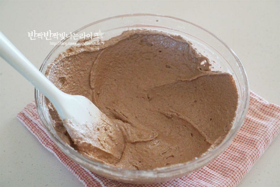 마카롱을 만들 때 중요한 레시피 과정 중 하나가 마카로나쥬인데요. 머랭 거품을 깨뜨려 농도 묽기를 조절해주는 것으로 볼 옆면으로 반죽을 꽃잎 펼치듯이 넓게 펼쳐준 뒤 긁어내어주었다가 다시 펼치고 긁어내는 과정을 반복해줍니다. 주걱으로 반죽을 들었을 때 천천히 떨어지면서 리본 형태가 되는 정도의 묽기로 만들어줍니다. 너무 묽어도 반죽이 퍼지기 때문에 처음 만들어본다면 차라리 주르륵 떨어지면서 끊기는 되직한 농도가 성공할 확률이 더 높아요. 저는 약간 되직하게 만들었습니다.