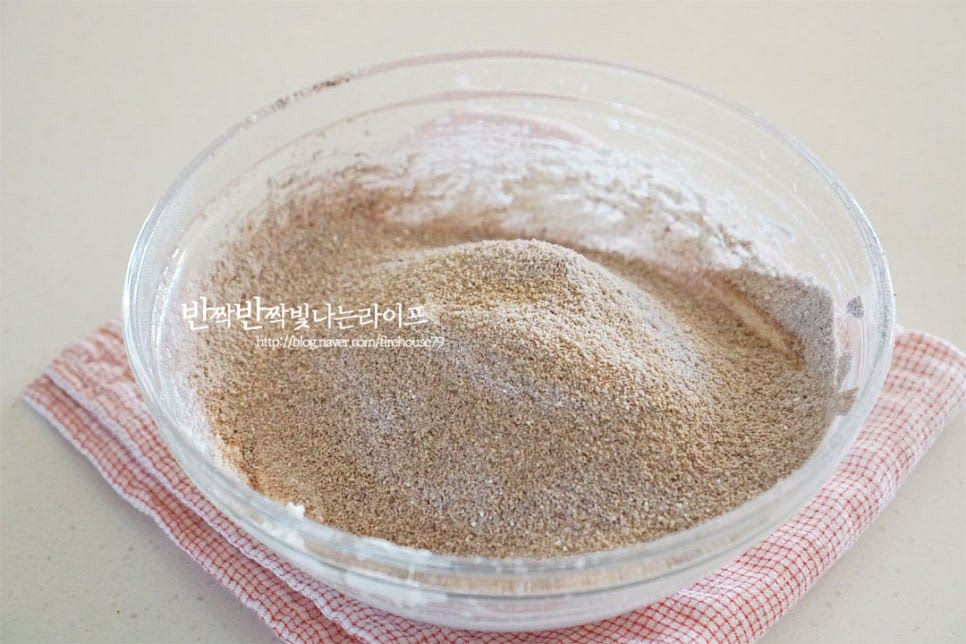 아몬드파우더 80g, 코코아 파우더 6g 슈가파우더 65g을 곱게 체로 내려줍니다. 마카롱을 만들 때 아몬드가루는 고운 입자로 준비해주세요. 주걱을 수직으로 세워 자르듯이 섞어가며 날가루가 보이지 않게 섞어줍니다.