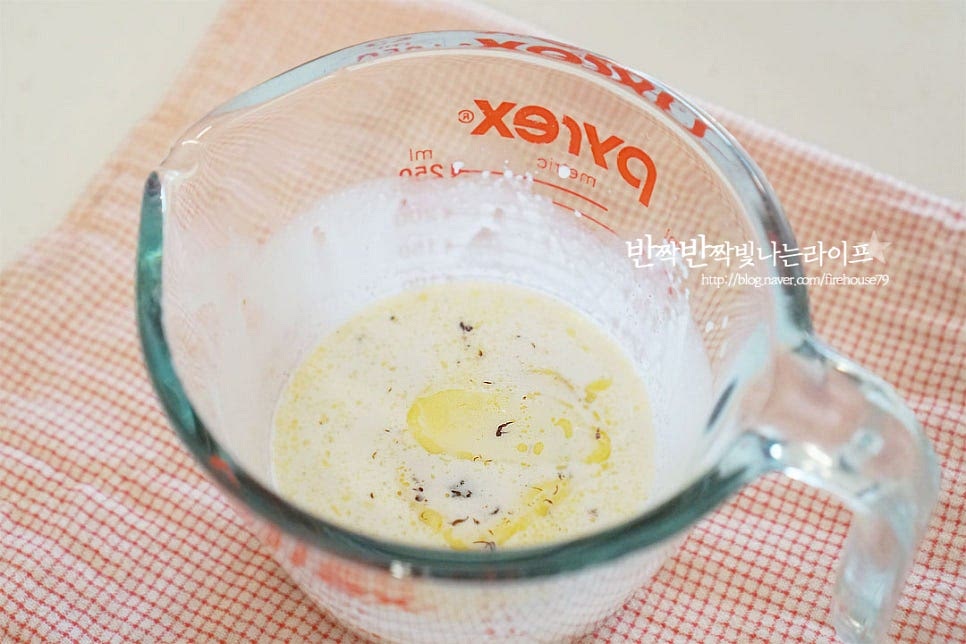 마카롱 필링으로 가나슈를 만들어요. 생크림에 물엿을 넣고 전자레인지로 20~30초 데운 뒤 다크 커버춰와 버터를 넣어줍니다. 3분 정도 두었다가 잘 섞어줍니다. 잘 섞어준 뒤 농도를 되직하게 해준 뒤 꼬끄 사이에 짤주머니로 짜준 뒤 샌드해요. 완성한 뒤 밀폐용기에 넣고 냉장고에서 굳혀 차갑게 먹으면 맛있습니다. 냉장 보관하여 4~5일 이내도 드시거나 길게 보관할 때는 냉동실에 넣어주세요. 영상도 같이 담았어요. 차가운 흰자로 쫀쫀한 머랭을 만든 뒤 반죽을 적당한 농도로 섞어 건조한 뒤 오븐으로 구워 꼬끄를 만든 뒤 진한 가나슈를 샌드하여 수제 마카롱을 완성했습니다. 한입 베어먹어보면 부드럽고 촉촉한 쫀득 식감과 진한 초코의 풍미를 깊게 맛볼 수 있어요. 초코 마카롱 만들기 바삭 쫀득 달콤한 맛과 식감을 맛있게 만들어 드세요. 끄읕 ! ps. 초보 홈베이킹 머핀은 아래 참고하세요 !