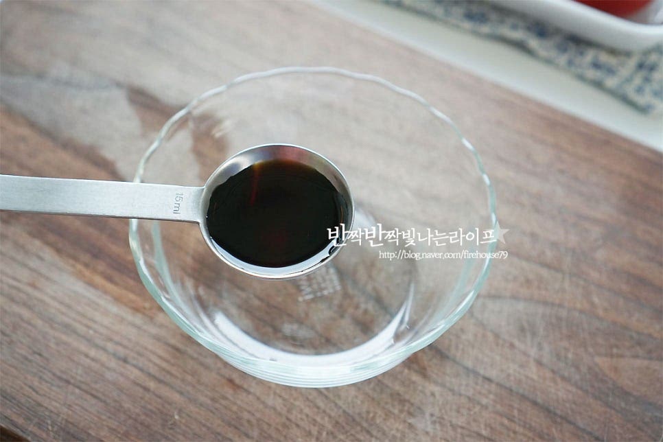 참간초를 만들어요. 간장 3½T, 참기름 3T, 식초 1½T 설탕 2T, 통깨 1T 를 넣고 설탕이 녹을 정도로 섞어주었어요. 앞서 말한 대로 설탕이나 식초는 기본 비율에서 기호에 따라 양을 가감하여 만들어 주심 더 맛있게 드실 수 있어요. 저는 방송에 나온 그대로 만들었는데 딱 먹기 좋더라고요^^ 만든 뒤 차갑게 냉장고에 넣어둡니다.