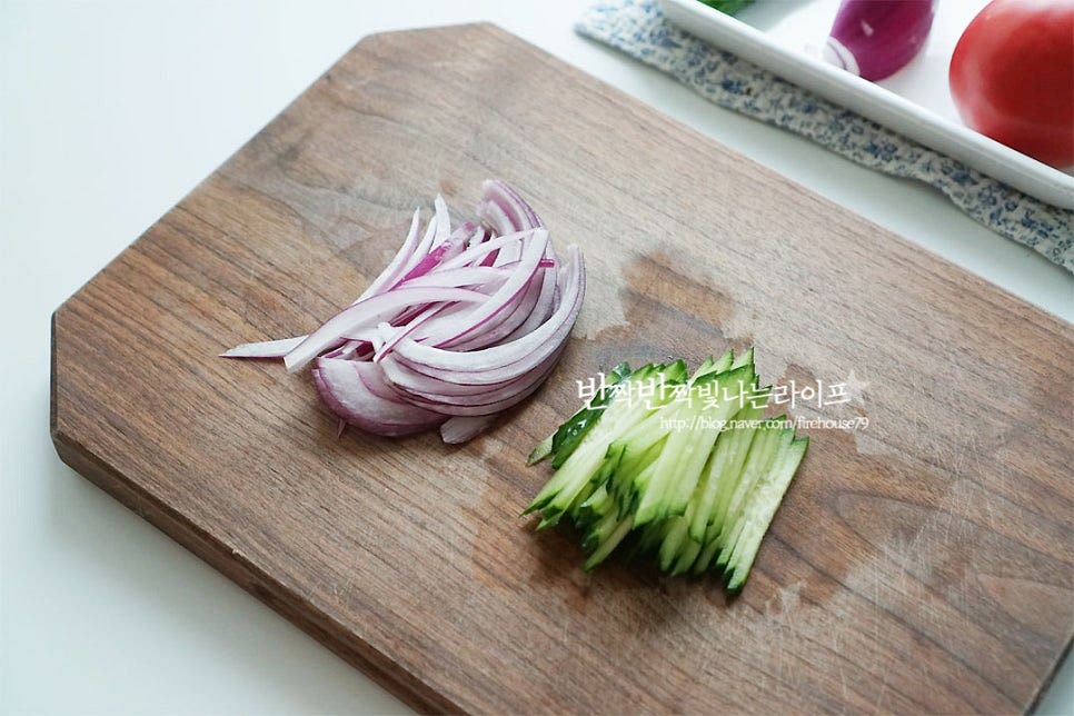 곁들이 채소를 손질해요. 양파와 오이는 먹기 좋도록 채 썰어 준비해요. 채 썬 양파는 잠길 정도로 물을 붓고 식초 약간 넣고 담갔다 체에 밭쳐 물기를 털어줍니다. 팬에 식용유와 다진 마늘 약간을 넣고 볶다가 다진 돼지고기를 완전히 익혀줍니다. 고기를 완전히 익혀주어야 누린내를 잡을 수 있어요. 고기가 익으면 굴소스 1T, 간장 1T, 올리고당 약간 넣고 바싹하게 볶아줍니다. 류수영 레시피는 간장과 굴소스만 들어가는데 달짝함을 더해주고 싶어 올리고당 아주 약간 넣었어요. 면과 채소에 곁들일 것이라 간은 간간하게 잡아줍니다.