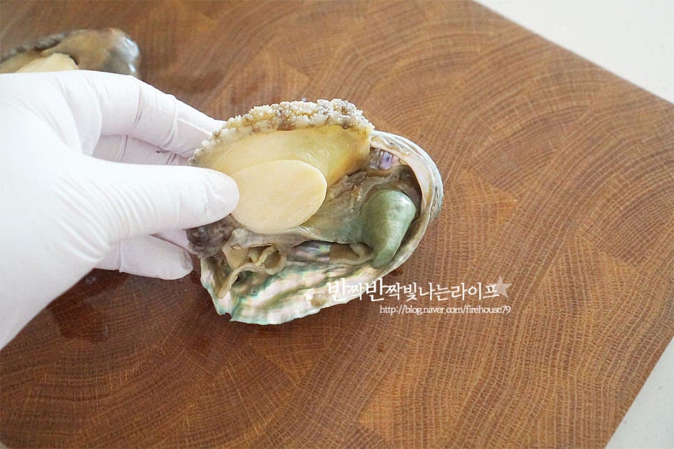 익은 전복은 둥근 홈이 있는 입 부분을 중심으로 살짝 들어보면 숟가락과 같은 도구를 활용하지않아도 그냥 손쉽게 분리가 됩니다. 쪄서 손질을 하면 손쉽게 할 수 있어요. 한마리씩 내장을 가위로 잘라 분리하고 이빨 부분을 잘라내어 제거합니다. 분리한 내장과 무염버터 5g 쯔유 1 작은 술, 간장 2/3 작은 술 맛술 1 작은 술을 넣어줍니다. 버터를 조금 넣으면 고소한 풍미와 부드러운 맛이 더해져 더욱 맛있어요. 블렌더나 믹서기로 곱게 갈아줍니다. 간에 따라 간장을 조절해 넣어주세요.