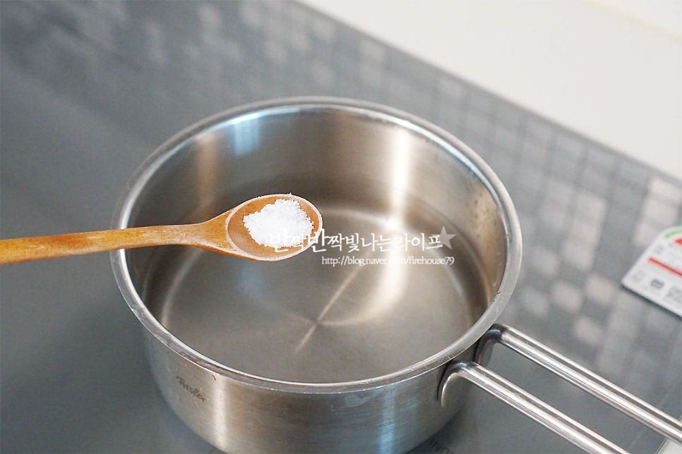 고춧잎 역시 말린 걸 준비해서 먹기 좋게 데쳐줍니다. 먼저 냄비에 물을 자작하게 붓고 소금 1 작은 술을 넣어줍니다. 말린 고춧잎을 넣고 데쳐줍니다. 생잎도 한번 데쳐서 준비해 주시면 되어요. 먹기 좋은 식감으로 데친 뒤 흐르는 물에 헹구어주고 물기를 꼭 짜서 준비해요. 대략 1~2분 사이로 데쳐주었는데 건조 상태에 따라 시간을 조절해 주세요.