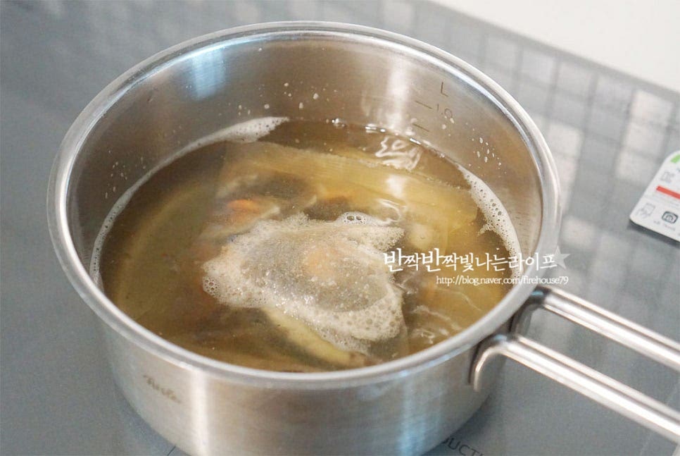 감칠맛을 더해줄 육수를 내어주어요. 다시 육수 팩을 우려 멸치 다시마 육수 50ml 정도 준비했어요. 양념재료를 준비해 줍니다. 멸치 다시마 육수 50ml, 고춧가루 3 큰 술 간장 2 큰 술, 액젓 2 큰 술 매실액 1 큰 술, 조청 3 큰 술 듬뿍 다진 마늘 1 큰 술 설탕 단맛 기호에 따라 약간 넣어줍니다. 조청 대신 물엿도 좋아요. 재료를 버무려 본 뒤 단맛이 부족하다면 설탕을 더해주세요. 육수를 넣고 만들면 감칠맛이 무우에 촉촉하게 스며들어 더 맛있게 드실 수 있어요. 불린 재료들을 넣어줍니다. 간이 잘 스며들도록 버무려준 뒤 냉장고에서 숙성하여 드시면 됩니다. 통깨를 넣어 마무리해요. 은근 손이 가는 맛으로 씹히는 식감이 매력 넘치죠. 간이 맛있게 스며들어 먹음 밥도둑이 따로 없어요. 영상도 같이 담았어요. 한번 만들어 두면 든든한 게 통깨 솔솔 뿌려 고소한 풍미 더해주면 보기만 해도 맛깔나 보이죠. 무말랭이무침 맛깔나게 만들어 밥반찬으로 든든하게 챙겨드세요^^ 끄읕 !