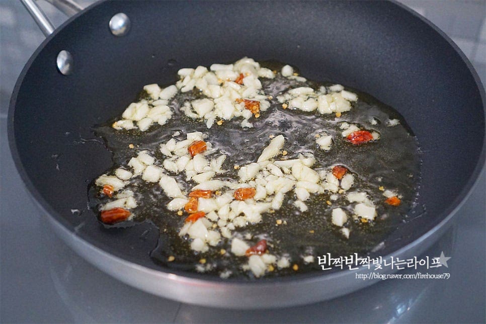 팬에 올리브오일 5~6 큰 술 정도 넉넉하게 두르고 으깬 마늘과 페페론치노를 볶아 향을 내어줍니다. 으깬 입자가 타지 않도록 중약 불로 충분하게 볶아주는데요. 편으로 썬 것보다 으깬 입자가 풍미를 더 깊게 내어줍니다. 노릇하게 향이 올라오면 면수 3~4 큰 술 정도를 넣어줍니다. 마늘 기름과 면수와 유화되면서 농도가 자박해집니다. 준비한 파스타면을 넣고 명란젓 1 큰 술, 맛술 1 큰 술을 뿌려 섞어줍니다. 간에 따라 명란젓의 양을 조절하여 간을 맞추고 조금은 따로 덜어두고 마지막에 파스타와 함께 담아주었습니다. 저염명란을 준비했는데 염도에 따라 짜지 않게 간을 맞추어줍니다. 면수에도 간이 되어있고 마지막에 치즈가루도 곁들일 것이라 적당하게 간을 조절해 주셔야 짜지 않습니다. 뭉치지 않게 잘 풀어가며 섞어주고 소금 간은 따로 할 필요 없이 후추 약간 뿌려줍니다. 준비한 대파를 넣고 가볍게 섞어 불을 끕니다. 농도에 따라 올리브오일을 조절한 뒤 불을 끄고 면이 소스를 흡수할 수 있도록 1분 정도 두었다가 담아서 마무리합니다.