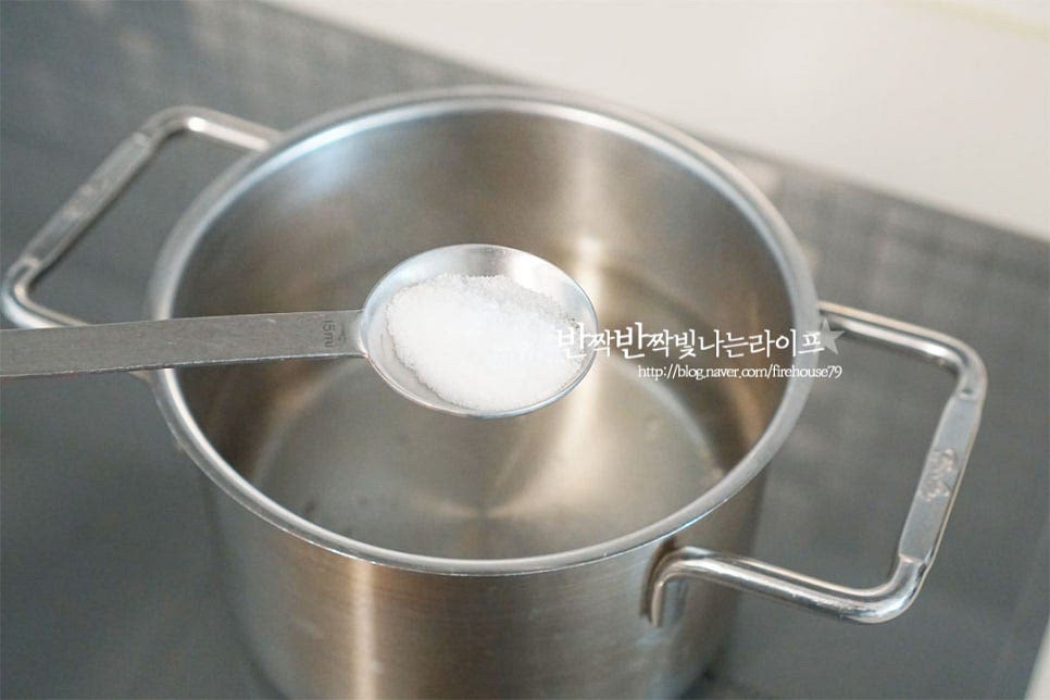 파스타면은 스파게티 또는 링귀니 100g 정도를 준비하면 1인분 정도의 양입니다. 냄비에 물 1L를 붓고 끓어오르면 소금 10g을 넣어줍니다. 끓는 물에 면을 펼쳐 넣고 봉지에 적힌 시간보다 1~2분 정도 덜 삶은 알덴테 상태로 면을 삶아줍니다. 약간 덜 익은 상태의 면으로 만들면 소스를 흡수하여 식감은 물론 맛고 진합니다. 삶은 면은 서로 붙어 굳지 않도록 올리브오일 1 큰 술 정도를 뿌려 버무려 코팅하여 준비해둡니다. 면수는 1컵 정도 넉넉하게 따로 덜어 담아두고 나중에 농도를 조절해 줍니다.