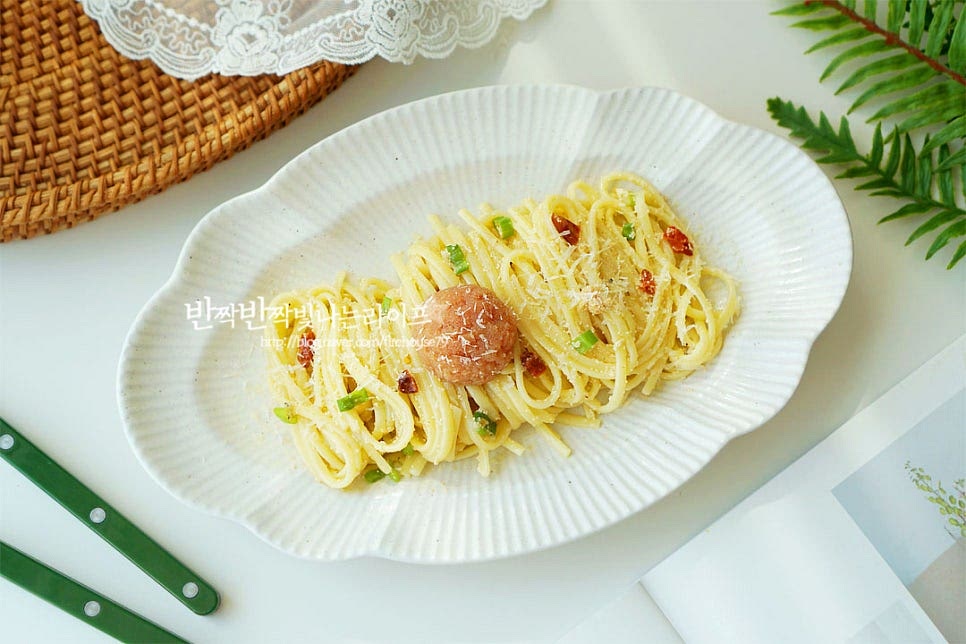 완성된 면을 돌돌 말아 푸짐하게 담은 뒤 명란젓을 조금 덜어 올리고 파르메산 치즈를 갈아주면 맛있게 맛볼 수 있습니다. 명란파스타는 짭조름한 감칠맛과 풍미를 풍성하게 맛볼 수 있는데요. 오일리하게 마무리해 줘야 먹는 내내 촉촉합니다. 쉽고 간단하고 맛있게 만들어드세요. 끄읕 !