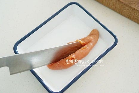 명란젓은 염도가 낮은 저염으로 1덩이 준비했습니다, 간에 따라 짜지 않도록 1~2 큰 술 정도 준비해 주면 됩니다. 먼저 겉을 감싸고 있는 얇은 맛을 제거하기 위해 가운데 칼집을 넣고 안쪽을 알만 발라내어줍니다. 알만 넣고 올리브오일과 섞어 만들면 감칠맛 나는 소스가 됩니다. 통마늘은 굵직하게 으깨어주고, 페페론치노는 반으로 자르고 향미를 더해줄 대파나 쪽파는 잘게 송송 썰어줍니다. 편으로 썬 마늘을 넣어도 좋지만 바로 으깨어 넣으면 조금 더 풍미를 깊게 만들 수 있습니다. 매운맛 입맛에 따라 페페론치노를 준비하고 마늘쫑이나 다른 부재료를 더해도 좋습니다.