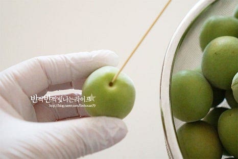 꼭지는 이쑤시개로 제거해 줍니다. 꼭지에서 쓴맛이 나기 때문에 수분 건조 후 제거해주면 됩니다.