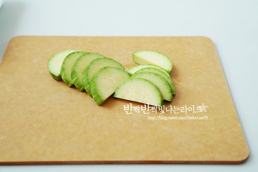 야채를 먹기 좋게 잘라줍니다. 애호박은 큼직하게 반달 모양으로 썰어주고요. 찌개를 끓이다 보면 호박은 으깨어지기 쉬워서 큼직하게 썰어주면 보기도 좋고 식감도 좋아요. 양파는 네모나게 썰어줍니다. 대파는 어슷 썰어 준비하고 고추도 쏭쏭 썰어주세요. 칼칼하게 먹고 싶다면 청양고추를 넣어주세요. 해물이 들어간 된장찌개 레시피에는 매콤한 고추가 들어가야 국물이 더 맛있는 것 같아요. 두부도 네모나게 썰어주세요. 찌개용을 넣어야 부드럽고 국물과 잘 어우러져요.