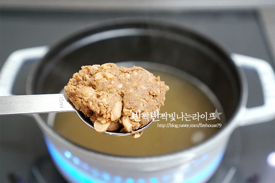 냄비에 육수를 넣고 끓으면 된장을 크게 한 큰 술 넣어줍니다. 집마다 된장의 짠맛이 다르기 때문에 처음부터 많이 넣어서 끓이기보다 해물을 넣어보고 간을 맞추어주세요. 해물이 국물에 우러나면서 바다 맛이 더해지기 때문에 된장은 기호에 맞게 가감해 주세요. 다진 마늘도 한 큰 술 넣어주세요.
