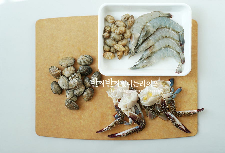 된장찌개에 들어갈 해물을 손질해 줍니다. 오만둥이는 깨끗하게 씻어주고, 새우는 뿔과 수염, 내장, 물총을 제거해 주세요. 자세한 새우 손질법은 아래 포스팅을 참고해 주세요. 바지락은 마트에서 산 지라 기본 해감 손질이 되어있었는데 소금물에 30분 정도 넣고 검은 비닐을 덮어 어둡게 하여 한 번 더 해감을 해주어 씻어주었어요. 꽃게는 딱지를 분리하여 배딱지를 제거하고 아가미를 떼어내어 준 뒤 먹기 좋게 반으로 잘라줍니다.