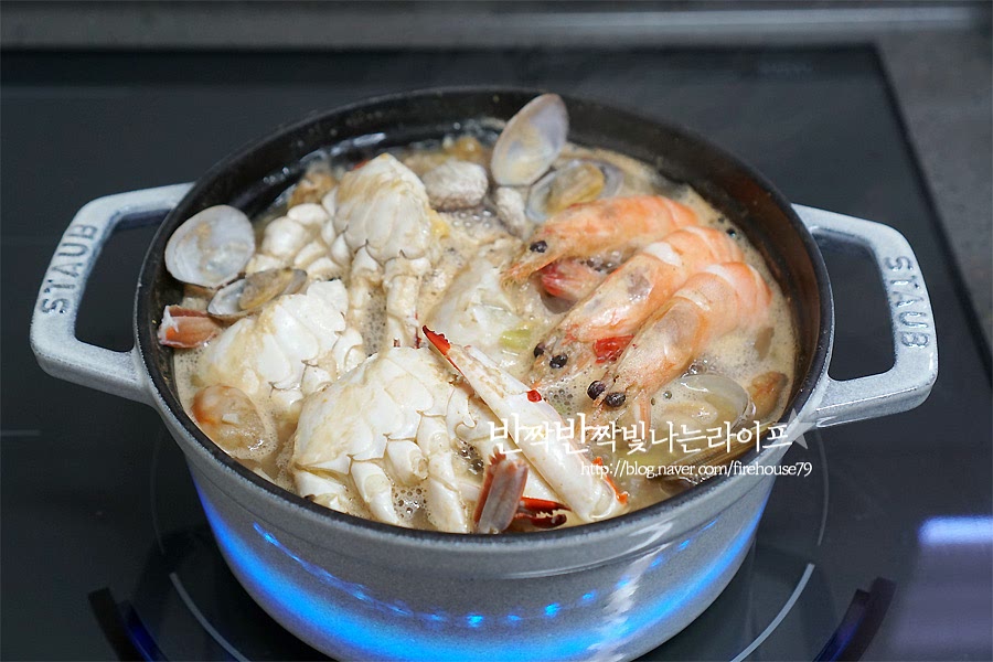 손질해둔 해물을 넣고 끓여요. 오만둥이, 바지락, 새우, 꽃게를 넣고 보글보글 끓여줍니다. 구수하게 먹고 싶다면 그대로 끓여주면 되고 칼칼함을 추가하고 싶다면 고춧가루를 0.7 큰 술 넣어줍니다. 꽃게와 새우는 익으면 붉게 되고, 바지락은 입을 벌리고 오만둥이는 오동통해져요. 해물이 어느 정도 익으면 두부를 넣고 조금 더 끓여주세요. 그리고 간을 보고 된장을 가감해 주세요. 해물을 넉넉히 넣어서 그런지 저는 따로 간을 하지 않았어요. 중간중간 거품을 걷어주면 깔끔한 국물을 맛볼 수 있어요. 영상 레시피는 아래를 재생해 주세요. 레시피를 보면 알겠지만 간단하게 만들 수 있어요. 그냥 바지락 하나만 넣고 끓여도 맛있지만 마침 소분해둔 새우랑 꽃게가 있어서 같이 넣어주었더니 국물이 정말 찐이에요. 저는 아이와 같이 식사를 준비해서 중간에 해물이 익었을 때 고춧가루랑 청양고추를 넣기 전에 아이 것은 먼저 덜어놓고 매콤함을 추가해 주었어요. 해물을 넣고 끓일 때는 칼칼한 양념을 넣어주어야 국물이 더 시원하더라고요. 된장 베이스 국물이 구수하면서도 바다의 시원함이 더해져 국물이 끝내줘요. 해물은 된장찌개에 넣으면 정말 잘 어울리는 것 같아요. 갓 지은 밥이랑 같이 먹음 메인인 찌개에만 자꾸 손이 가요. 멸치 다시 육수에 된장과 다진 마늘을 넣고 새우나 꽃게가 아니더라도 소고기나 다른 재료를 넣고 끓이면 누구라도 쉽게 된장찌개를 만들 수 있어요. 앞서 언급한 대로 해물은 사 왔을 때 한 끼 분량으로 소분하여두면 먹고 싶을 때 끓여먹기 편해요. 시원하고 칼칼한 국물과 부드러운 꽃게, 탱글 한 새우 하나씩 빼먹는 재미가 있는 바지락, 오만둥이까지 재료가 푸짐하게 들어가니 맛있어요. 해물 된장찌개 맛있게 끓이기 레시피만 알아두면 어렵지 않아요. 시원한 국물이 당기는 날엔 구수한 된장과 싱싱한 해산물을 넣고 맛있는 한 끼를 준비해보세요. 끄읕 ! 꽃게탕 끓이는법은 아래 영상 참고하세요 :)