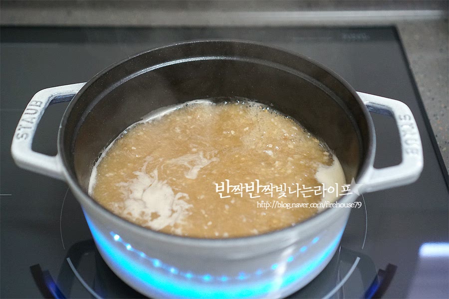 다시 육수가 끓으면 썰어둔 애호박, 양파, 대파를 넣어주세요.