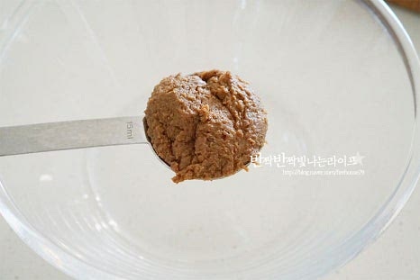 넉넉한 크기의 볼에 재래식 된장 1 큰 술 듬뿍, 고추장 1 작은 술, 고춧가루 2/3 작은 술, 간 마늘 1/2 큰 술, 매실액 2/3 큰 술, 올리고당 1 작은 술을 넣어줍니다. 재료가 어우러질 수 있도록 골고루 섞어 양념장을 만들어줍니다. 된장의 염도에 따라 짠맛이 다르기 때문에 양을 조절해 주거나 올리고당으로 단맛 감칠맛을 더해주세요. 매콤하게 고춧가루를 약간 더해주었는데 쌈장을 넣어도 좋고요. 양념장이 만들어지면 준비해둔 오이고추를 넣고 숟가락으로 버무려 양념을 입혀줍니다. 사이사이로 양념장이 들어가 간이 어우러지도록 섞어주면 됩니다. 참기름 1 큰 술, 통깨 약간 뿌려 가볍게 버무려 완성합니다. 입맛에 따라서 들기름을 넣어도 구수합니다.