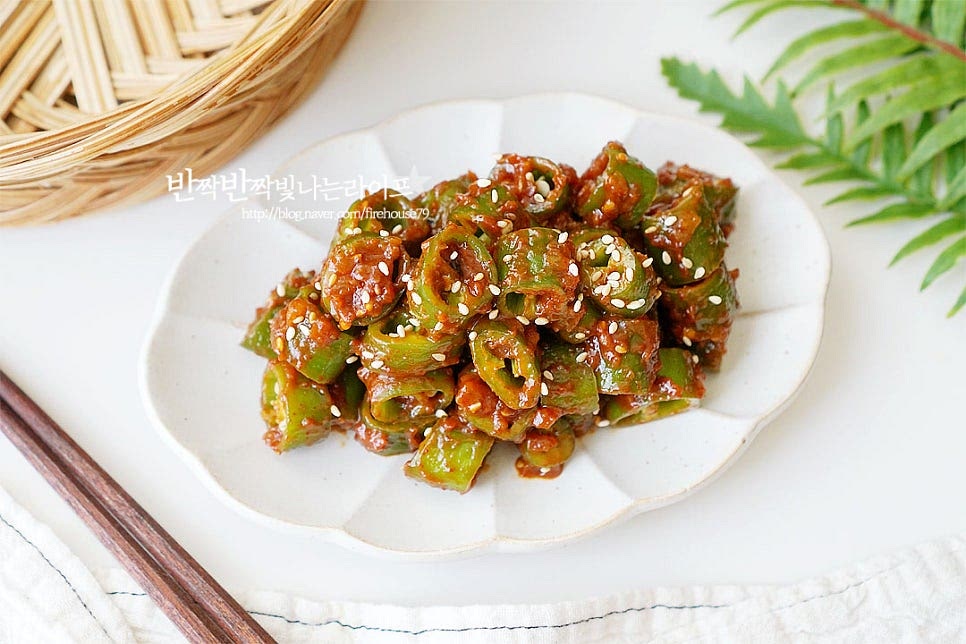 완성된 고추무침을 푸짐하게 담고 통깨 조금 뿌려 마무리했습니다. 한입 크기로 썰어 하나씩 집어먹기도 좋고 즉석으로 된장 양념만 만들어 무쳐먹으면 아삭하고 구수한 맛이 입맛을 돋웁니다. 오이고추된장무침은 식감을 살리기 위해 바로 무침 만드는 게 좋으며 미리 된장 양념만 만들어두었다가 썰어서 버무려서 완성해도 좋습니다. 레시피를 참고하여 맛과 식감을 살려 맛있게 만들어드세요. 끄읕 !