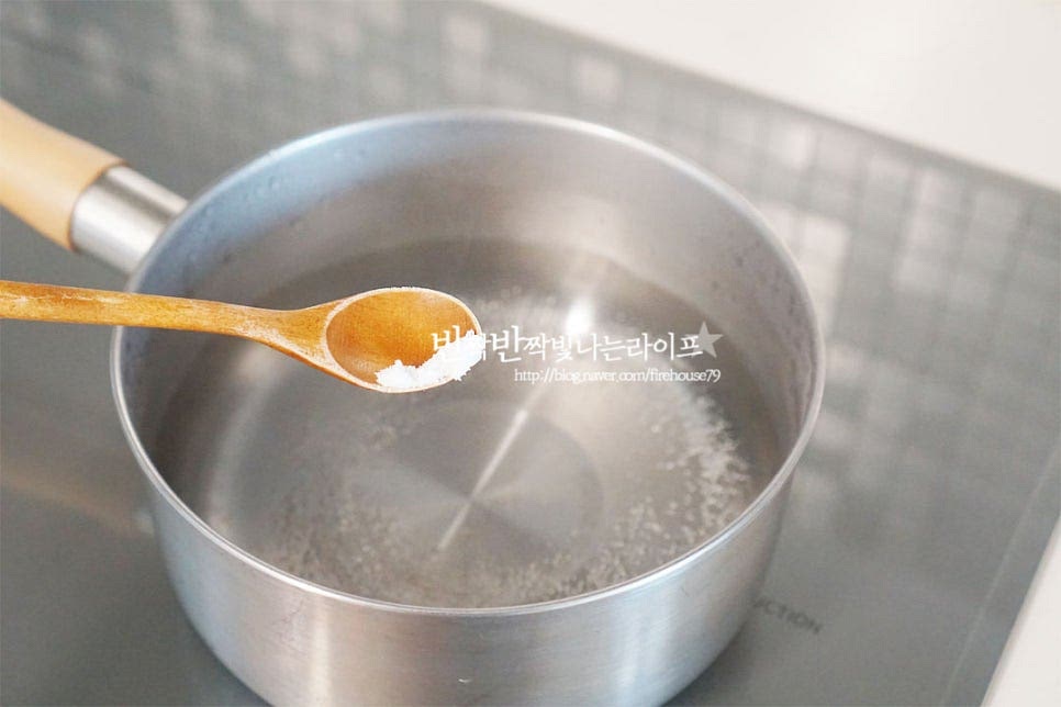 손질한 오징어는 데쳐주기만 하면 되는데요. 먼저 냄비에 물 800ml~1L 정도 붓고 팔팔 끓여줍니다. 물이 끓어오르면 소금 1/2 작은 술, 청주 1/2 큰 술 넣어줍니다. 냉동 같은 경우 탱글 한 식감을 살리기 위해 식초를 같이 넣어주시면 됩니다. 보글보글 끓어오르는 상태에 오징어를 넣어줍니다. 오징어 데치기 시간은 30초~1분 사이로 익혀주시면 됩니다. 자칫 오래 익히게 되면 식감이 질겨질 수 있어 크기에 따라 하얗게 변하는 색을 보고 시간을 조절해 주시면 됩니다. 작은 것이라 30~40초 정도 데친 뒤 건져내어 줍니다. 한입에 먹기 좋게 잘라줍니다. 통으로 데쳐서 드실 때는 저와 같이 링 모양으로 썰어주시는 게 보기에 먹음직스러워요. 펼쳐서 만드실 때는 칼집을 넣어주시면 모양이 더 예쁩니다. 셋, 함께하면 더욱 맛이 좋은 초고추장 만들기 해요. 매콤새콤달콤한 고추장 베이스 소스는 숙회는 물론 다양한 요리에 곁들이기 좋아 알아두시면 유용하답니다. 고추장 2 큰 술 듬뿍, 식초 2~3 큰 술 황설탕 1 큰 술, 매실액 2 큰 술 조청 2 큰 술, 간 마늘 1 작은 술 넣어줍니다. 장맛에 따라 신맛과 단맛 재료인 식초와 설탕을 가감하여 간을 맞추어 주세요. 고추장을 잘 풀어 섞어주시면 빨간 색감부터 먹음직스러운 초장 만드는법 완성입니다. 드실 때 통깨 약간 뿌려드시면 먹음직스러워요. 영상도 같이 담았어요. 부드럽게 쫄깃한 식감은 맛볼수록 감칠맛이 깊으며 바다향에 어울리는 새콤달콤한 초장에 찍어 먹으니 맛이 좋아요. 식감을 살려 데친 오징어 숙회 입맛 돋우는 초고추장까지 맛있게 요리해 드세요^^ 끄읕 !