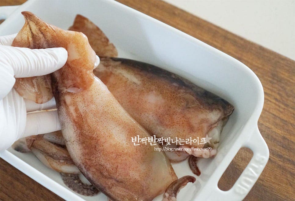 오징어는 생물로 준비했는데 크기가 조금 작은 편입니다. 몸통 뒷면을 잘라 펼쳐서 익혀주셔도 되지만 작은 것은 통으로 데쳐먹는 게 맛있더라고요. 다리를 분리해 준 뒤 몸통 안으로 내장을 제거해 주고 눈과 입도 함께 제거해 줍니다. 다리의 빨판도 훑어가며 제거해 주어요. 촉감이 미끄러운 편이라 가위를 사용하여 손질하시면 편하며 비린내가 나니 흐르는 물에 씻어 제거해 주세요.