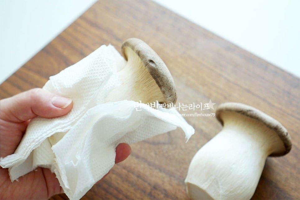 버섯은 따로 씻을 필요 없이 젖은 키친타월로 닦아줍니다. 물에 씻어도 되지만 수분에 약하기도 하고 향이 연해지기 때문에 겉면을 닦아준 뒤 요리해 주시는 게 좋은데요. 상황에 따라서는 흐르는 물에 빠르게 씻은 뒤 물기를 닦아주셔도 됩니다. 일정한 두께로 슬라이스하여 줍니다. 너무 두꺼워도 익히기 별로라 0.5~0.7cm 정도로 일정하게 잘라줍니다. 소금 약간 뿌려 밑간하여 줍니다. 소금을 생략하고 구운 뒤 전간장을 곁들여 주셔도 됩니다. 고명으로 곁들일 홍고추는 얇게 송송 썰어주고, 쑥갓도 크기에 맞게 잘라 준비해요. 냉장고 사정에 따라 고명은 생략 가능합니다. 달걀은 부드럽게 풀어줍니다. 전을 굽기 전에 밑 작업을 하고 나면 거의 절반은 완성입니다^^