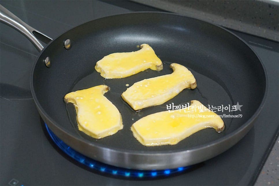 식용유는 넉넉히 두르고 구워주어야 노릇하고 고소한 풍미가 더 좋죠. 기름 냄새 풍기며 노릇하게 구워줍니다. 꽃 같은 색감으로 고명도 올려주었어요. 앞뒤로 골고루 구워줍니다. 구워지면서 고소한 냄새 가득이에요^^ 뜨거울 때 바로 먹으면 쫄깃한 식감과 풍미가 더 좋아요. 노란 색감부터가 정말 먹음직스럽답니다. 영상도 같이 담았어요. 쫄깃하면서도 고소하고 간단한 반찬으로도 딱 좋아요. 새송이 특유의 식감과 향이 고소한 풍미와 어우러져 맛나답니다. 새송이버섯전 만드는 법 새송이버섯요리로 간단하면서도 식감과 풍미를 살려 만들어 드셔보세요. 맛과 영양, 식감, 가성비까지 두루두루 갖춘 별미랍니다. 맛있게 만들어 드세요^^ 끄읕 !