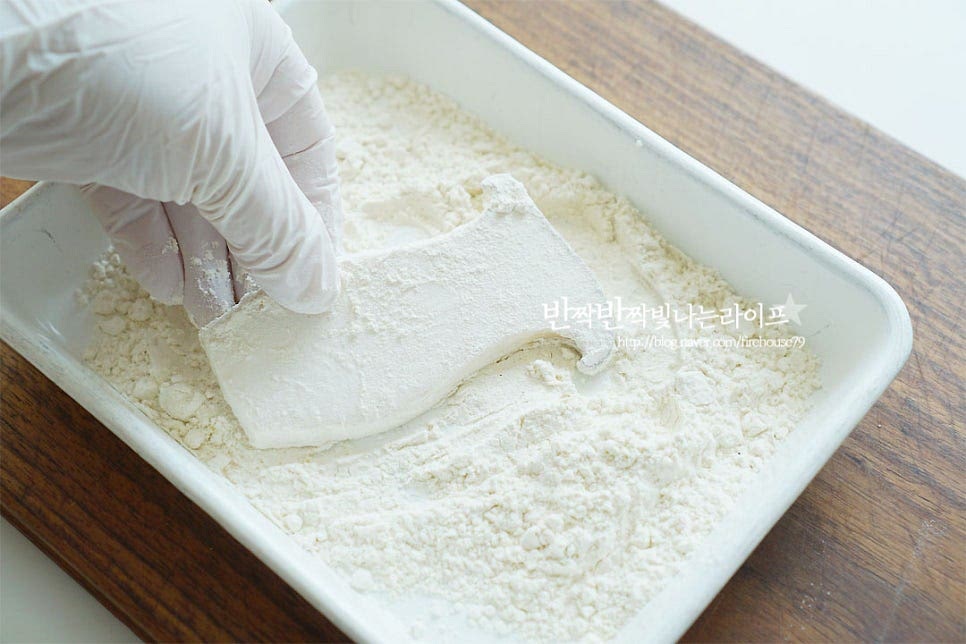 부침가루 - 계란 옷을 입혀줍니다. 부침가루 대신 밀가루도 가능해요. 부침가루는 간이 되어있어 전을 부치면 더 맛나요~ 전체적으로 고르게 옷을 입혀주면 더 맛있게 구워드실 수 있어요.