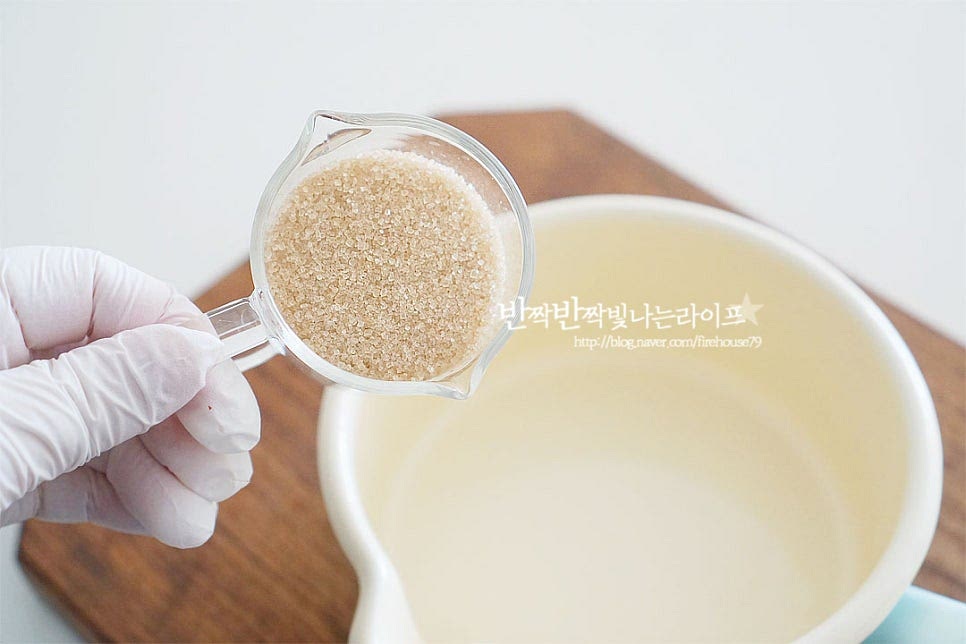 장아찌 간장물을 만들어요. 많이들 알고 계시듯이 가장 기본 비율은 간장 1 : 설탕 1 : 식초 1입니다. 예전에는 장기 보관해서 먹기 위해 간을 조금 간간하게 하여 만들었지만 요즘엔 짜고 달지 않게 먹기 때문에 기본 비율에서 본인의 입맛에 맞게 비율을 조절하여 주시면 됩니다. 물 250ml, 간장 140ml 황설탕 90ml, 식초 100ml 매실액 30ml를 넣어줍니다. 간장마다 연도의 차이가 있어 입맛에 맞게 설탕과 물의 양을 가감하여 맞추어 주시는 게 좋아요. 우리집 같은 경우 신랑이 신맛을 즐기지 않아 식초를 처음부터 같이 넣어주는데요. 식초는 끓이면서 신맛이 날아가므로 바글바글 끓인 다음에 넣어주시면 특유의 새콤한 맛을 살릴 수 있어요. 다시마 조각도같이 넣어줍니다. 끓이면서 간이 너무 강하다 싶으면 물을 가감하여 맞추어 주셔도 좋아요.