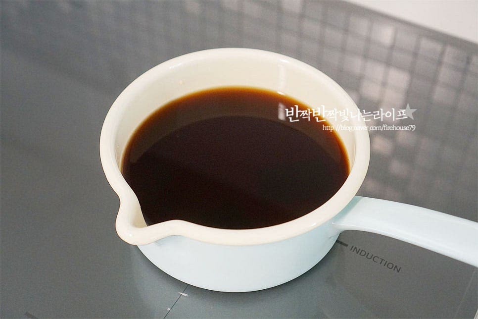 간장물 재료를 담아 끓여줍니다. 오래 끓일 필요 없이 파르르 끓어오르면서 설탕이 녹으면 됩니다. 파르르 끓은 뒤 불을 끄고 다시마는 건져내어 줍니다. 뜨거울 때 바로 절임물을 부어줍니다. 장기보관하실 때는 소주를 같이 부어주시면 골마지가 생기지 않게 드실 수 있어요. 생각보다 간이 잘 스며들어 요즘 같은 계절엔 서늘한 실온에 반나절 정도 두었다가 완전히 식혀준 뒤 냉장고에서 하루 이틀 숙성하여 드시면 됩니다. 오래 숙성하지 않아도 간이 잘 스며들어 기호에 따라 하루 정도 지나서 드시면 되어요. 초록빛에 절임물이 스며들어 색감만큼이나 맛도 풍부해졌어요. 식감이 좋은 채소이다 보니 이렇게 장아찌로 만들어 먹음 매력적인 맛이랍니다 궁채요리로 즐기기 좋아요. 영상도 같이 담았어요. 오독오독 식감과 함께 짭조름하고 새콤달콤한 맛이 특유의 풍미와 함께 개운한 느낌이에요~ 궁채장아찌 만들기 맛있게 만들어 드세요^^ 끄읕 !