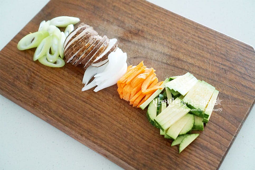 애호박과 당근, 양파, 버섯은 채 썰고 대파는 어슷 썰어 준비해요. 기호에 따라 채소를 준비해 주시면 됩니다. 다시 육수 팩을 활용하여 멸치 다시마 육수를 내어주었어요. 멸치, 다시마, 건새우, 무, 대파를 넣고 국물을 우려 준비해 주시면 됩니다. 구수하고 깔끔한 육수가 잘 어울려요~