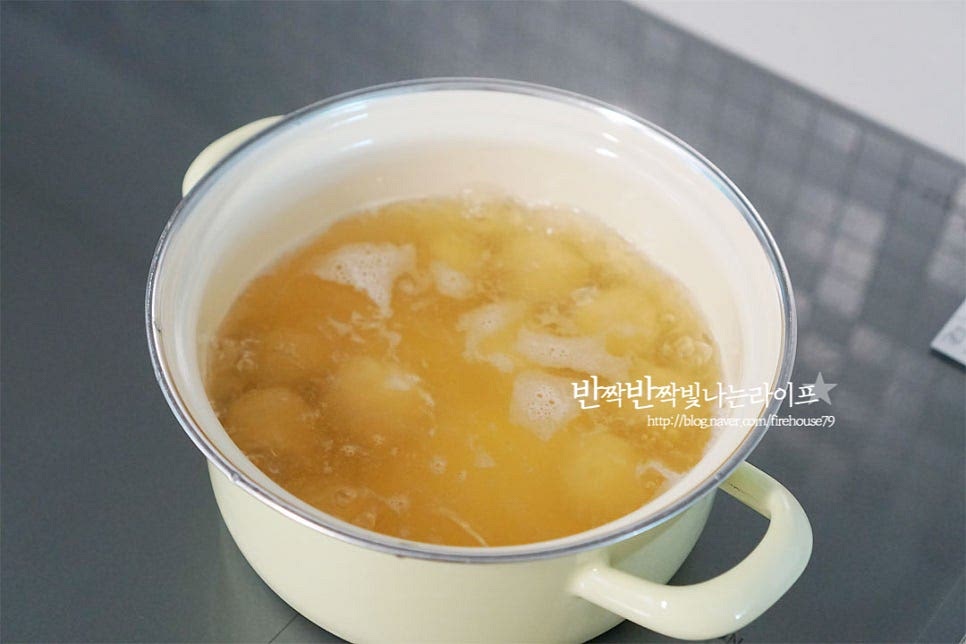 냄비에 육수를 넣고 끓으면 빚은 반죽을 하나씩 넣어줍니다. 서로 달라붙지 않도록 살살 저어가며 끓어주어요. 저어가며 끓이다가 동글동글 위로 떠오르면 썰어둔 채소와 버섯을 넣어줍니다. 국간장 1½ 큰 술, 다진 마늘 1 작은 술 소금, 후추 약간 넣어 간을 맞추어 줍니다. 한소끔 끓여 재료가 익으면 마무리하여 줍니다. 깔끔한 감칠맛국물과 쫀득하게 씹히는 특유의 맛 이 맛에 먹게 되는 한 그릇이죠. 통깨를 약간 뿌리고 기호에 따라 김가루를 올려줍니다. 영상도 같이 담았어요. 한입 베어 물면 쫀득하게 씹히는 맛이 재료들과 잘 어우러진답니다. 밀가루 반죽이 아닌 생감자로 만들어 그 맛이 더 깊고 풍부해요. 감자옹심이만들기 집에서 즐기는 따뜻한 한 그릇 맛있게 만들어 드세요^^ 끄읕 !