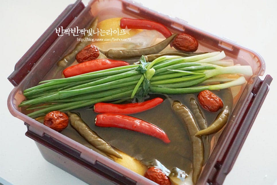 재료를 넣어 서늘한 곳에 두어 2~3일 숙성해 줍니다. 기온에 따라 숙성하는 시간을 조절해 줍니다. 물김치에 보글보글 거품이 생기면 김치냉장고에 넣어 보관해 줍니다. 예전에는 겨울 동치미를 담글 때 오래 보관할 수 있도록 간을 간간하게 만들었지만 요즘에는 김치냉장고에 보관하기 때문에 적당하게 입맛에 맞게 간을 하여 김치냉장고에서 2주 정도 숙성해 준 뒤 맛있게 맛이 들면 완성이랍니다. 익힘 정도는 좋아하는 대로 숙성해주세요. 먹기좋게 맛이 들면 무를 한 입 크기로 썰고 국물과 같이 담아 먹음 된답니다. 시원하고 개운한 맛이 입맛을 돋우는 맛이에요. 영상도 같이 담았어요. 먹기좋은 작은 크기의 무를 소금에 절인 뒤 과일을 넣고 시원한 단맛을 살려 만들어 숙성되면 개운하고 시원하게 맛있답니다. 시원하고 깔끔한 동치미담그는법 맛있게 만들어 겨우내 산뜻하게 드세요. 끄읕 !