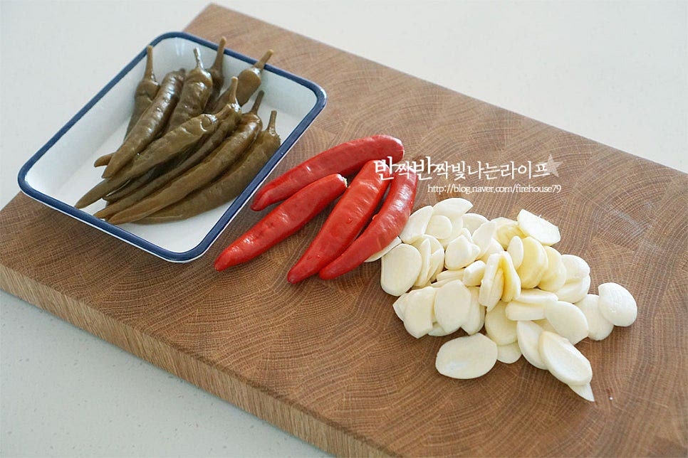 동치미는 김치 양념을 깔끔하게 맛을 낼 수 있도록 액젓을 넣지 않고 소금으로 맛을 내어주는데요. 함께 넣어주는 고추나 배, 파와 같은 재료로 시원한 감칠맛을 더해준답니다. 삭힌고추는 가볍게 헹구어 준비해 주고, 홍고추는 꼭지를 제거해 줍니다. 마늘과 생강은 편으로 잘라 준비해요. 삭힌고추가 없다면 청양고추로 대체 가능해요. 마늘과 생강은 다시팩에 넣어주었습니다. 쪽파도 껍질을 다듬어주고, 대파는 큼직하게 잘라줍니다. 배는 가운데 씨를 제거하여 큼직하게 썰어줍니다. 배는 껍질째 넣어야 물러지지 않습니다. 그 외 사과나 청각, 갓을 넣어주셔도 좋습니다.