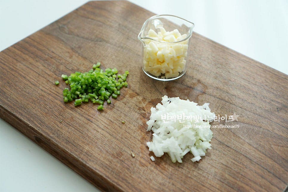 그대로 초고추장이나 와사비간장과 먹어도 맛나지만 또 다른 별미가 있죠. 고소한 치즈를 올려 가리비구이를 만들어 보아요~ 우리집은 둘 다 좋아해서 반반 만들어 먹곤한답니다. 양파와 피망을 잘게 썰어줍니다. 그외 고추, 파프리카 등 같이 결들여 주셔도 되어요. 껍데기를 손질하여 오븐 용기에 담아줍니다. 레몬즙을 약간 뿌려주고, 소금, 후추 약간 뿌려줍니다. 레몬즙은 생략하셔도 됩니다. 양파와 피망, 피자치즈를 골고루 올려줍니다. 치즈는 취향껏 곁들여 주어요~ 200도 예열한 오븐에 넣고 6~7분 정도 구워줍니다. 오븐 사양에 따라 시간은 가감해주어요. 팬이나 에어프라이어에 구워도 됩니다. 보기만해도 집어 먹고 싶어지는 가비리요리 완성입니다. 먹기좋게 그릇에 담아주면 근사하고 푸짐하답니다~ 영상을 같이 보시면 조금 더 쉽게 따라 만드실 수 있답니다. 탱글탱글 식감부터 맛있는 바다 감칠맛 가득 품은 담백함은 쪄서 먹을 때 그 매력이 있어요. 씹을수록 느껴지는 달달한 맛에 껍질만 수북히 쌓여요. 담백함에 더해진 고소한 맛 가리비 치즈구이는 언제나 사랑이죠. 뜨거울 때 바로 먹음 고소한 풍미가 끝내준답니다~ 가리비 찌는법 집에서 손질법 하나만 알면 간단하게 만들어 제철의 맛을 느낄 수 있답니다. 추워질수록 더 진하고 맛있는 맛 같이 즐겨보아요^^ 끄읕 !